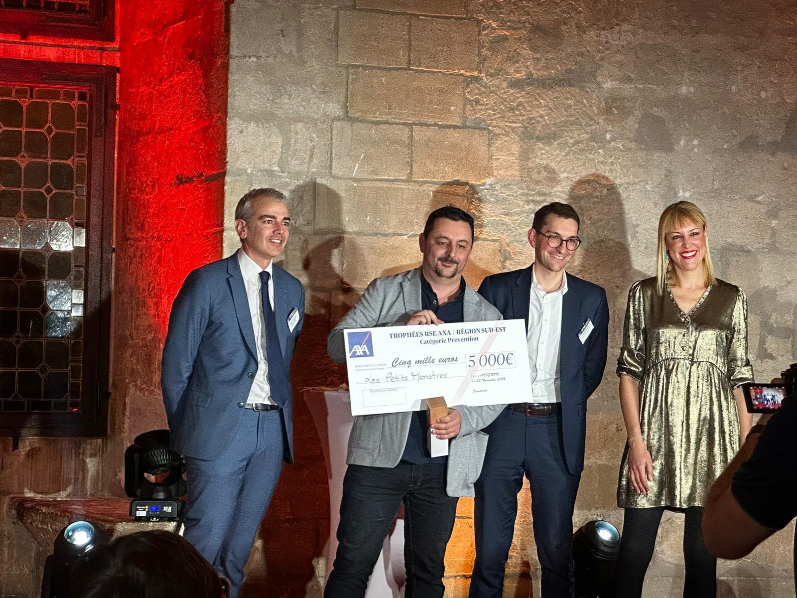 Rémi Altina reçoit un chèque de 5000 euros en tant que lauréat des Trophées RSE Axa